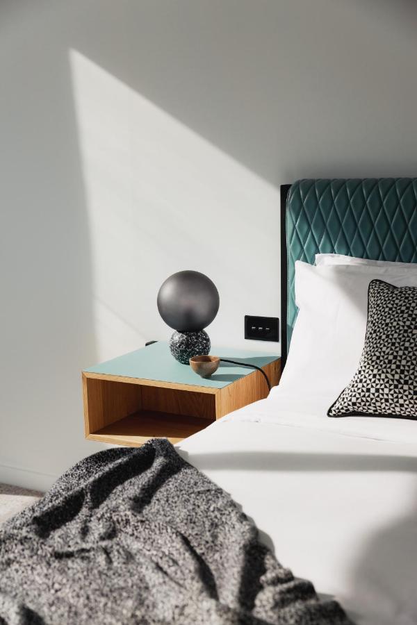 Ebb-Dunedin Exterior foto A bedside table