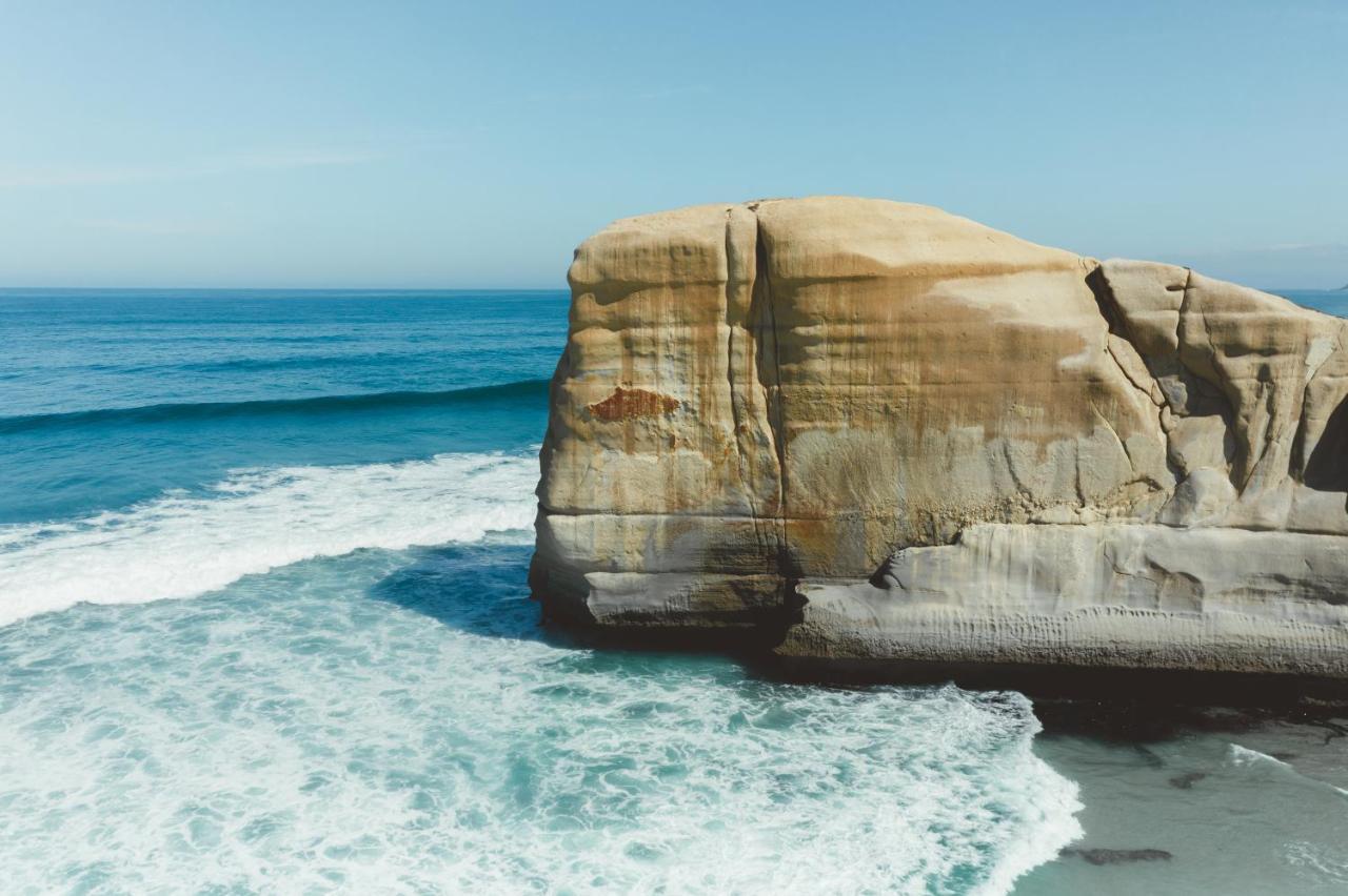 Ebb-Dunedin Exterior foto The rock formation at the beach