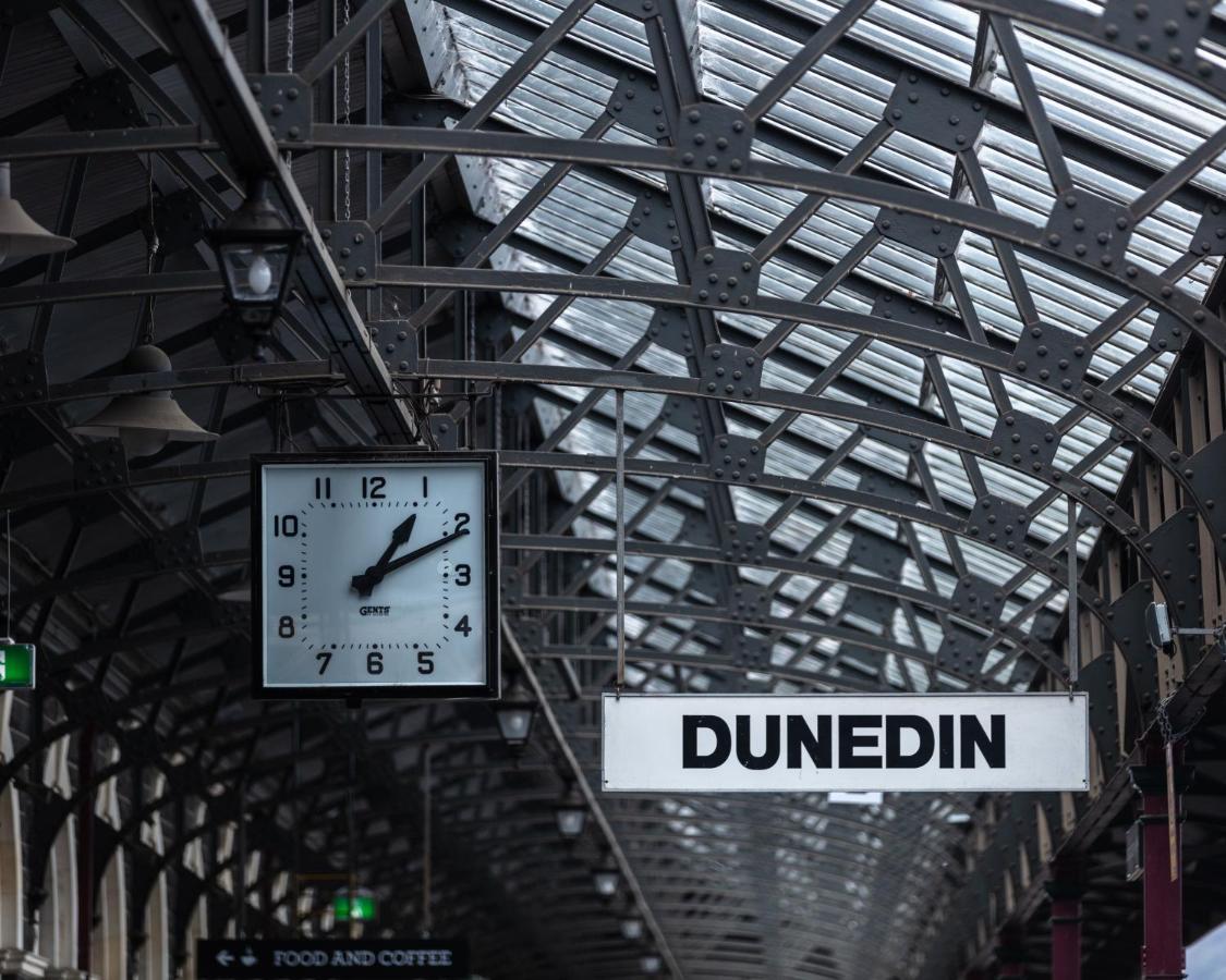 Ebb-Dunedin Exterior foto The clock at Dunedin railway station