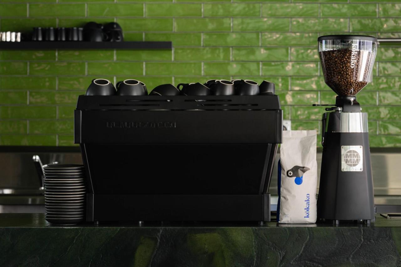 Ebb-Dunedin Exterior foto A coffee machine