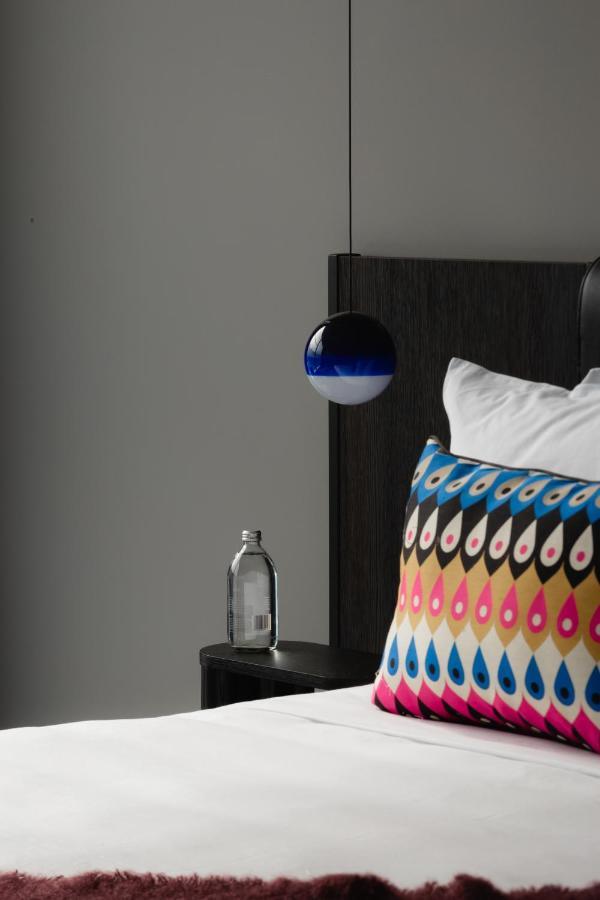 Ebb-Dunedin Exterior foto The lampshade of the pendant lamp "Globe"