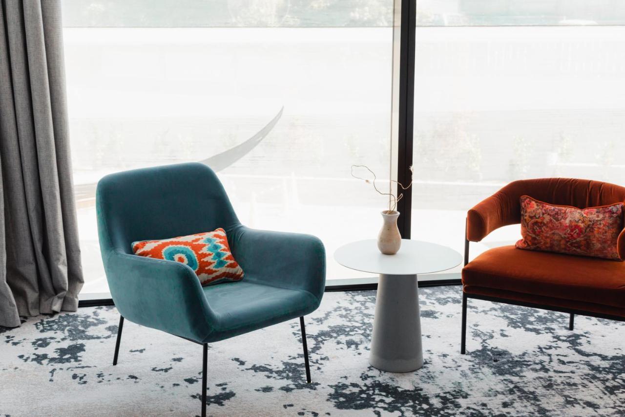 Ebb-Dunedin Exterior foto The 1950s armchair, designed by Hans Wegner, is a classic example of Danish design.