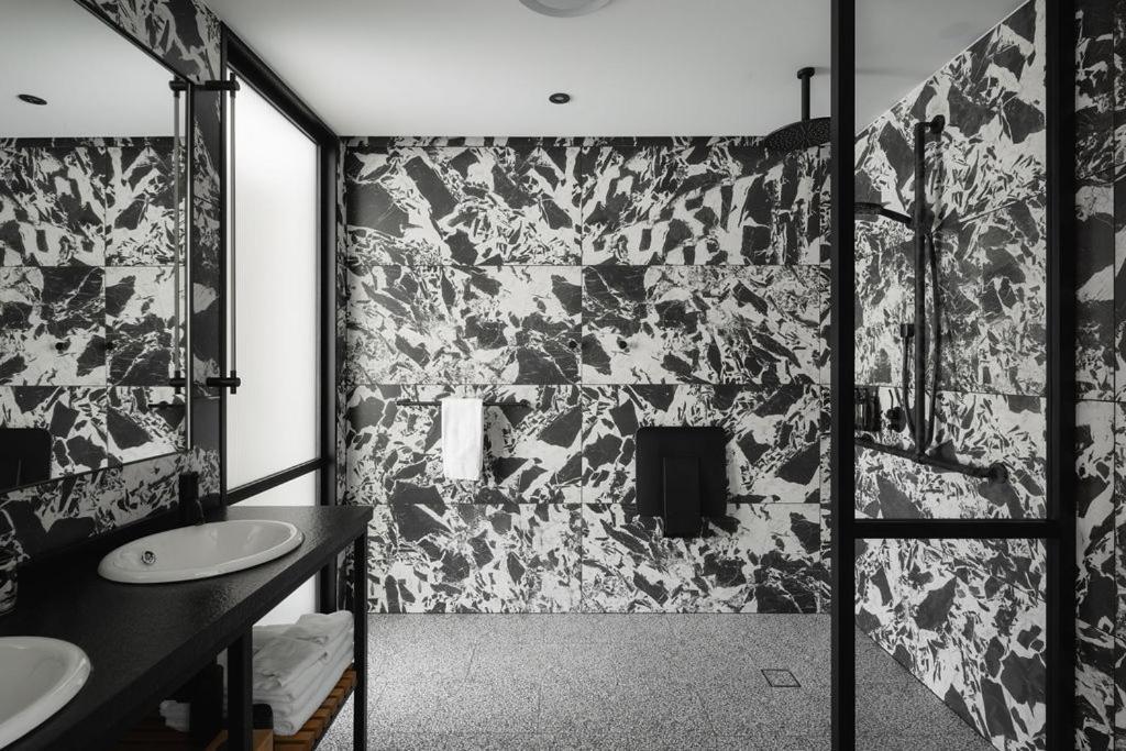 Ebb-Dunedin Exterior foto Bathroom with terrazzo tiles