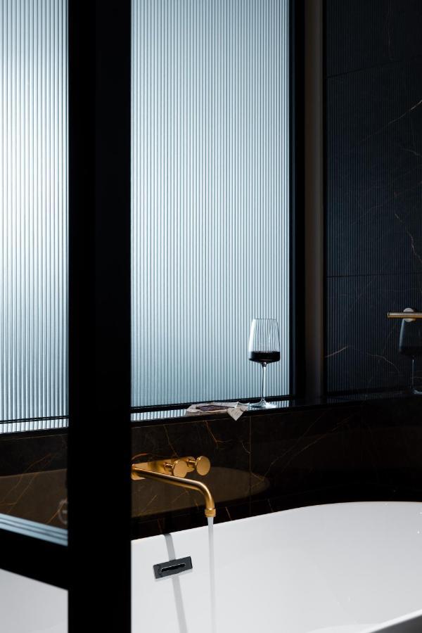 Ebb-Dunedin Exterior foto A glass of wine