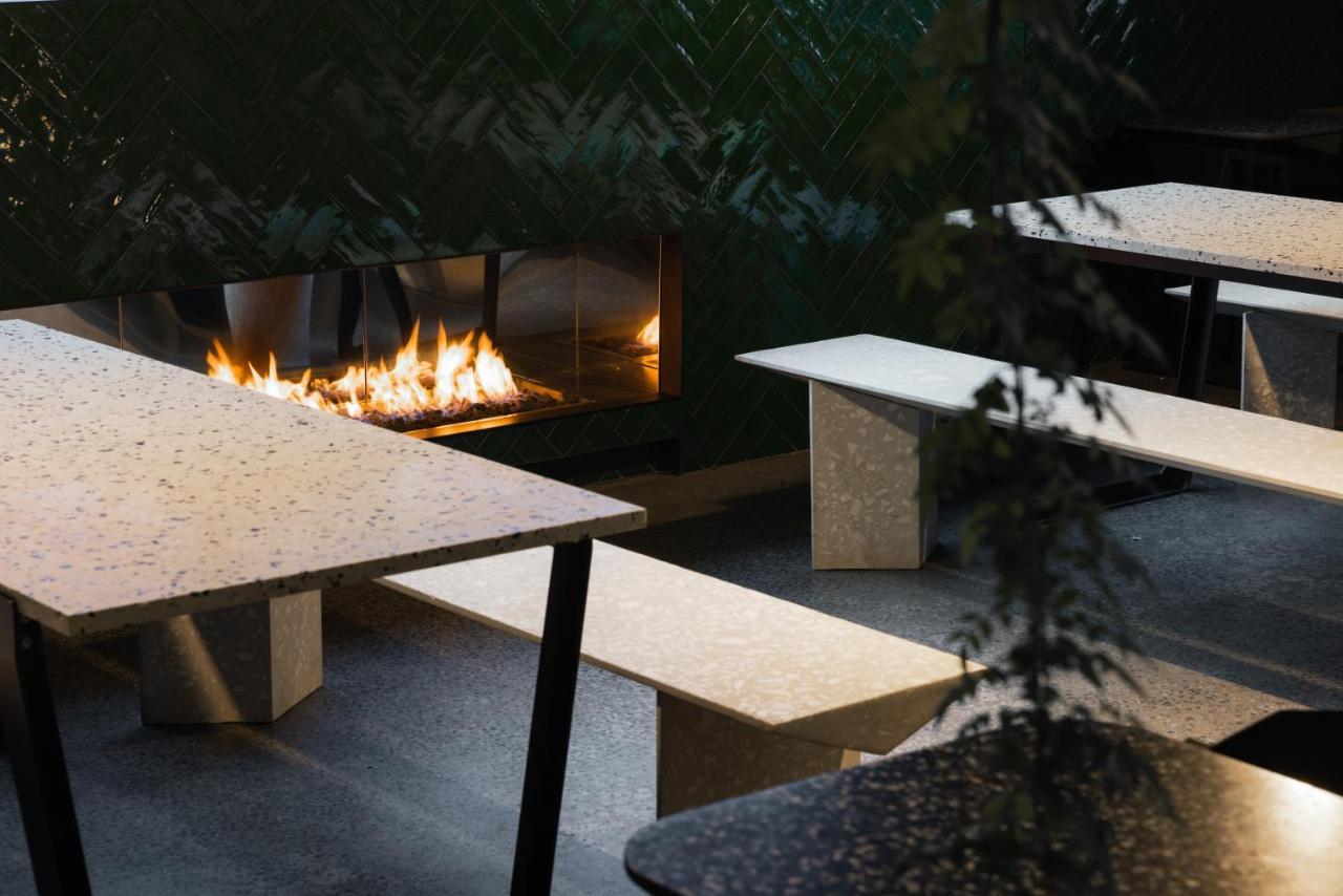 Ebb-Dunedin Exterior foto The outdoor fireplace at the restaurant
